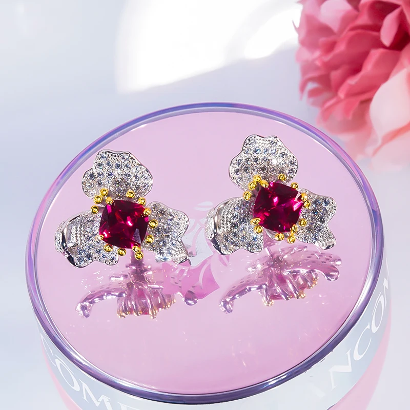 

QINHUAN Vintage Ruby Three-Petal Flower Earrings Women's Light Luxury Sterling Silver Emerald Colored Gemstone Flower Earrings
