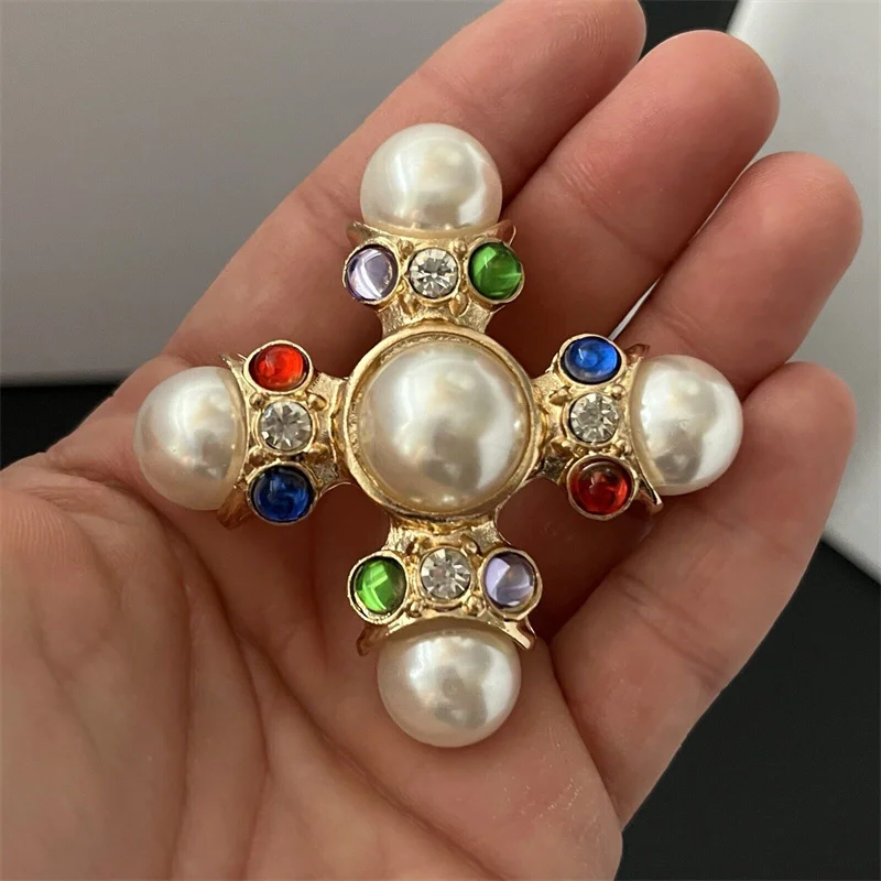 

Court Vintage Style Brooches for Women Luxury Simple Atmosphere Baroque Pearl Color Rhinestones Inlaid Metal Cross Brooch Pins