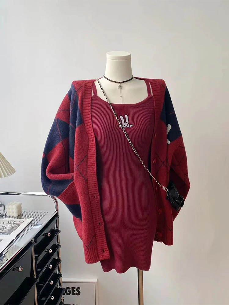 

2022 Autumn New Women Red Color Knit 2 Pieces Outfit Tight Fitting Suspender Mini Dress+Vintage Rhombus Print Cardigan Sweater