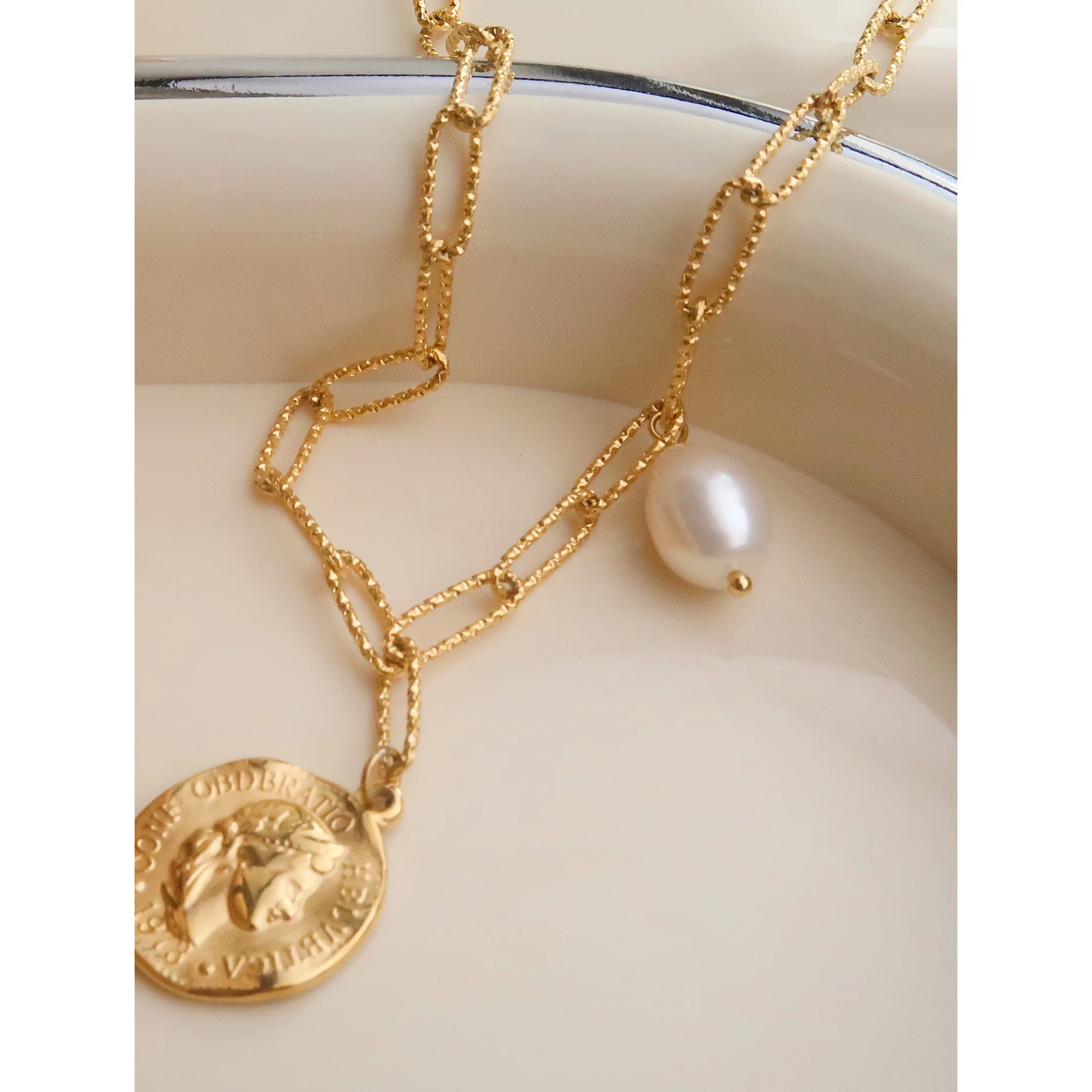 

Woman coin tag pendant round card necklace pearl European American titanium steel light luxury collarbone necklace for women 목걸이