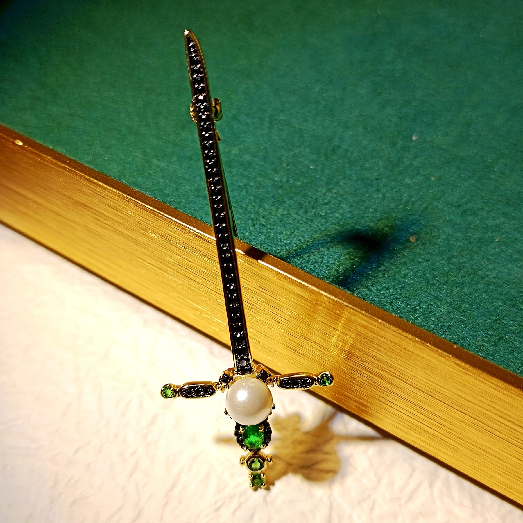 

Medieval Century Look Emerald & Pearl Sward Stick Pins Unisex Hat Wear Leather Velvet Fur Vintage Accessory