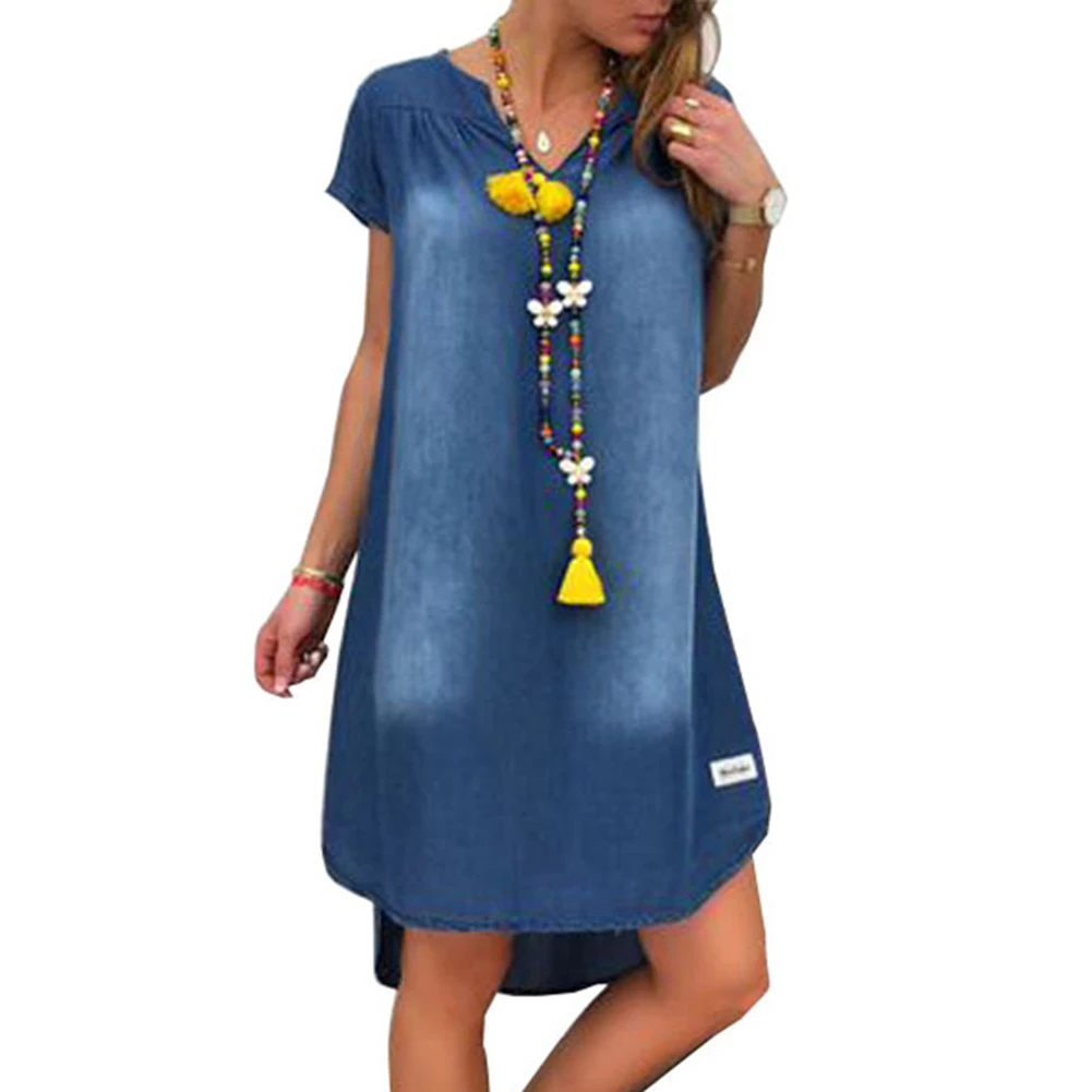 Женское джинсовое платье однобортное свободное до колена с коротким рукавом и