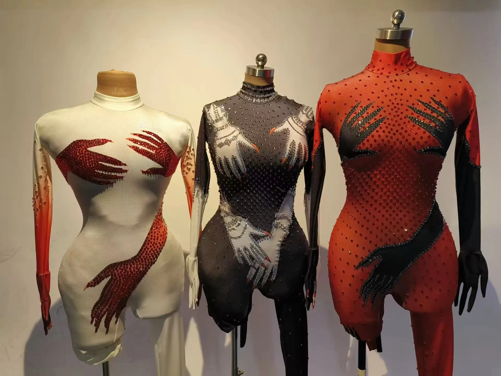 Красный длинный золотой комбинезон Csrytal черное боди с рисунком черная девушка