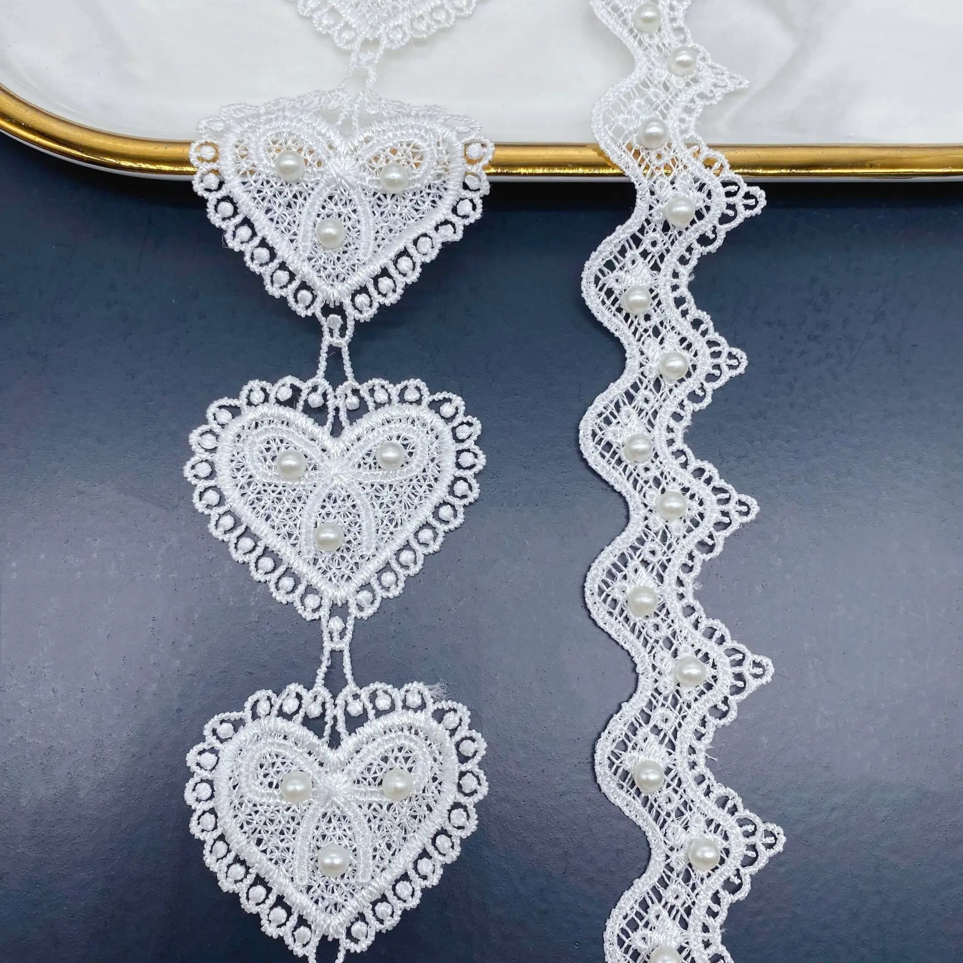 Кружевная лента с вышивкой в виде сердца