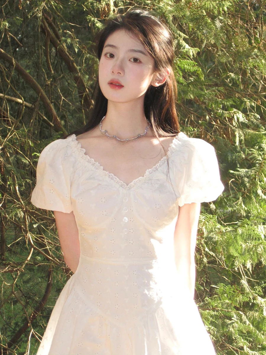 Женское летнее белое платье с V-образным вырезом