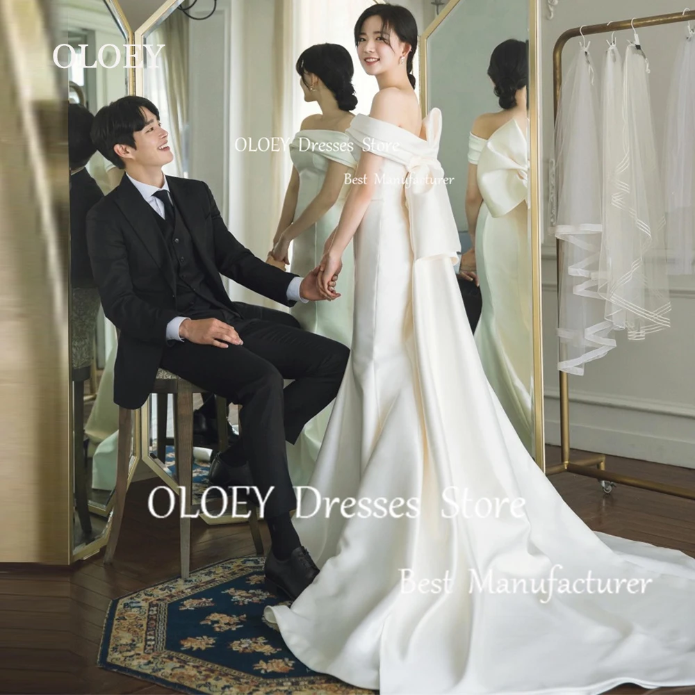 Женское свадебное платье с юбкой годе открытыми плечами и бантом