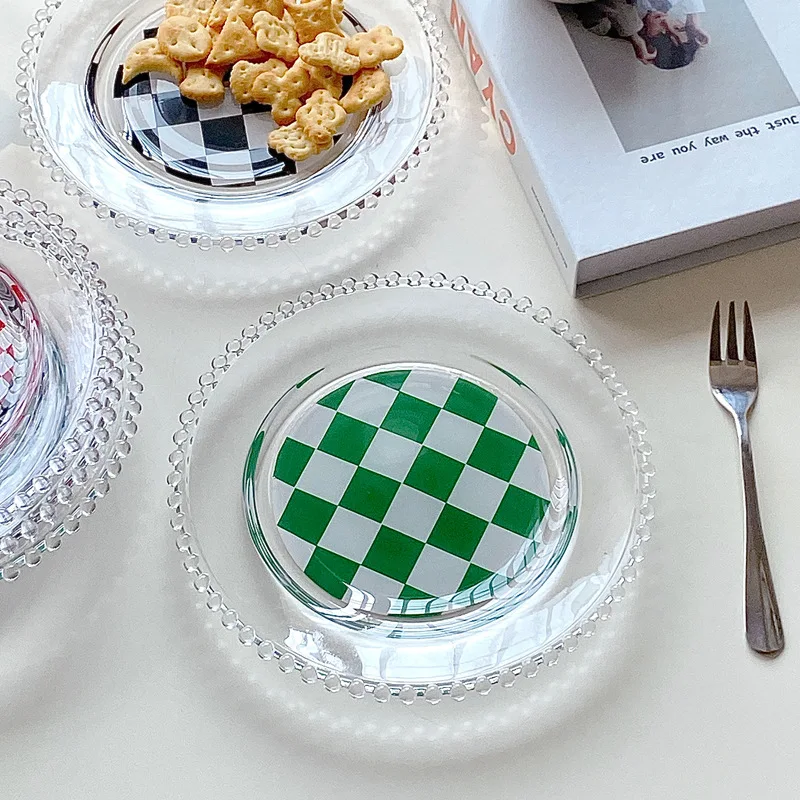 Цветная декоративная круглая тарелка-поднос для сервировки суши, десертов, закусок и фруктов в клетчатую шахматную красочную композицию для детской посуды.