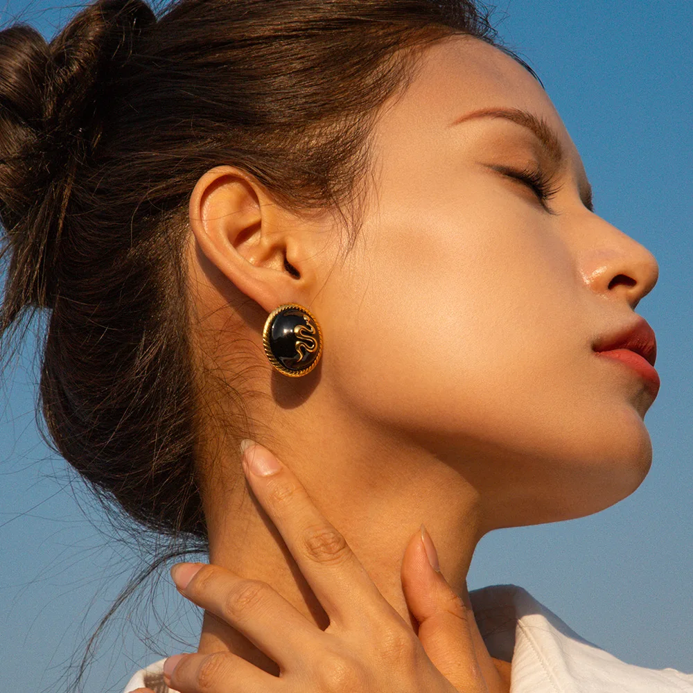 PAPERPLUS | Дизайнерские серьги для женщин. Черные золотые серьги-гвоздики.