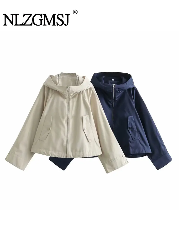 Куртка женская с капюшоном на молнии длинным рукавом и карманами