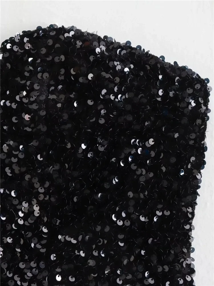 Женское боди с открытыми плечами и блестками