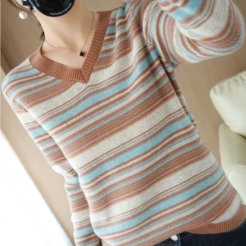 Рисунок 5 - Женский трикотажный свитер в полоску