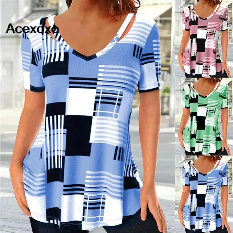 

A popular case print cut-out V-neck short-sleeved T-shirt for the summer of 2023