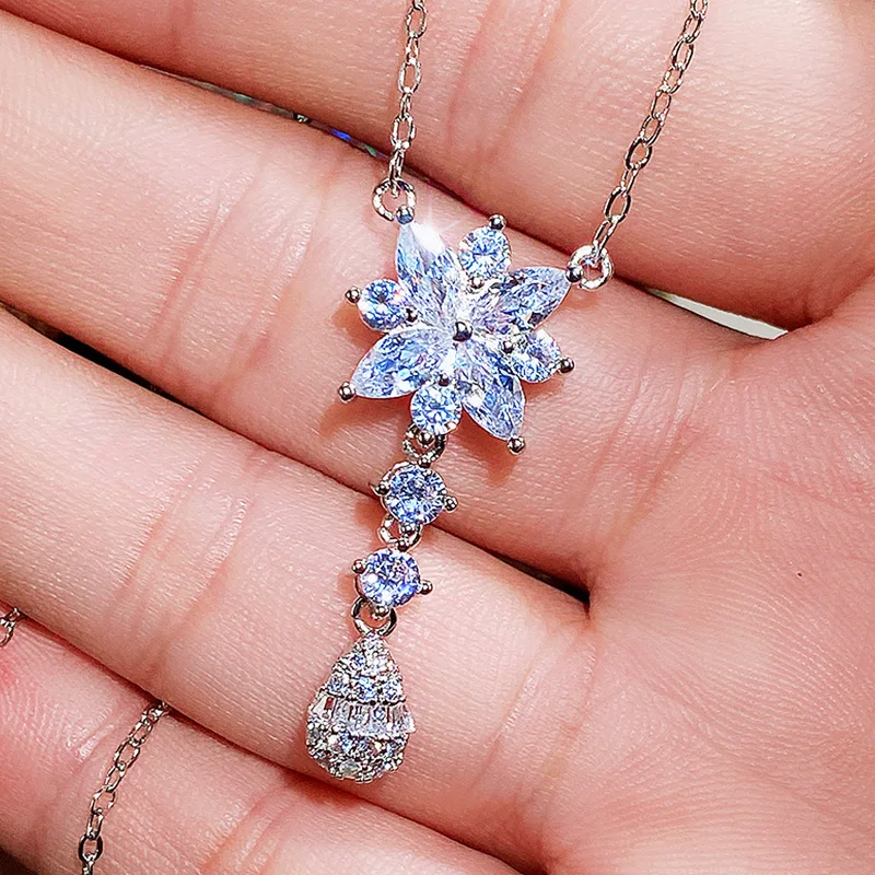 

Chic Design Crystal Flower Pendant Necklace Women Engagement Wedding Party Romantic Accessories Fashion Necklace Jewelry