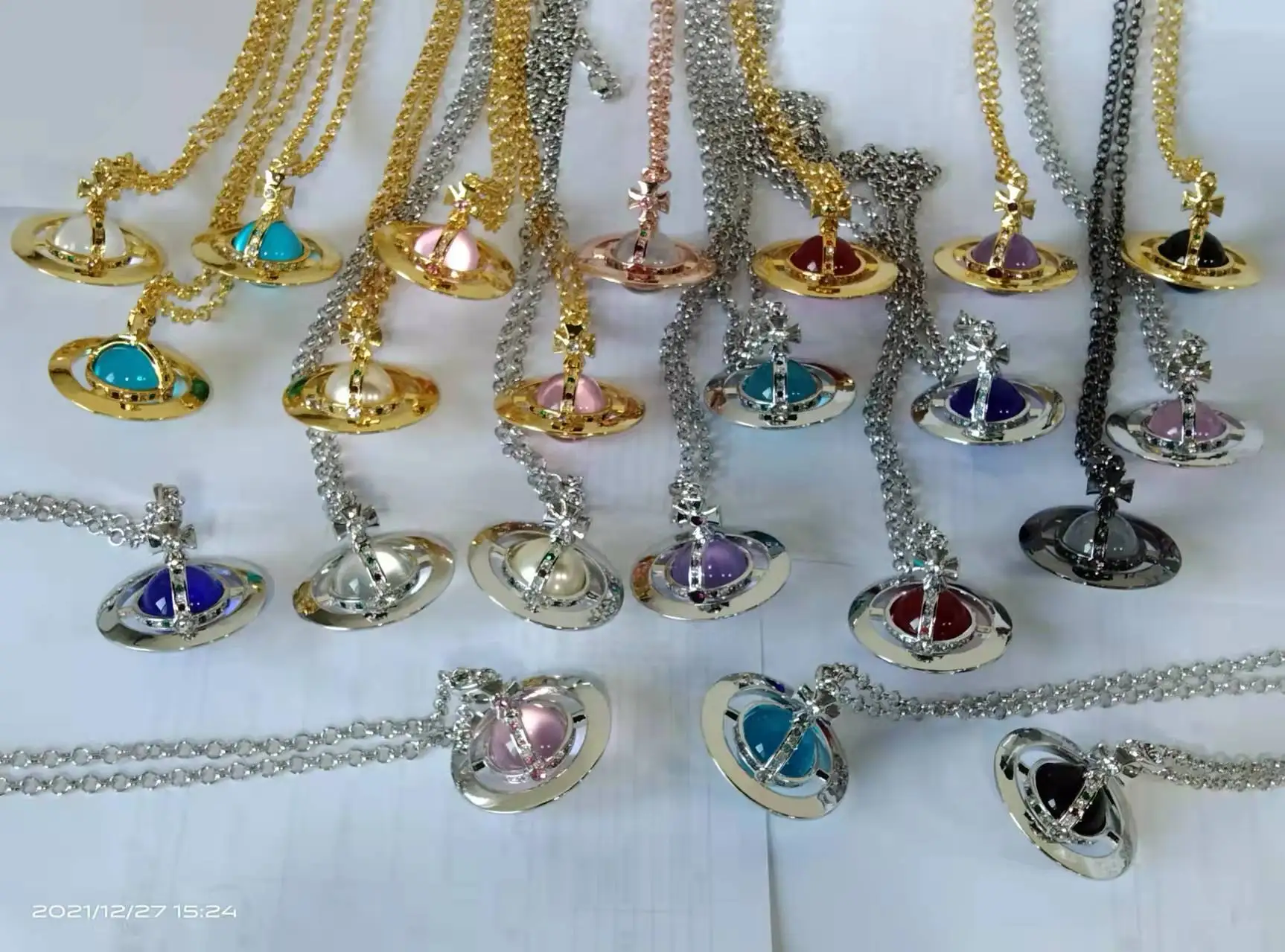 

Classic Luxury 20MM Small Saturn Transparent Bead Pendant, A Must-have Fashion Item for The Reception