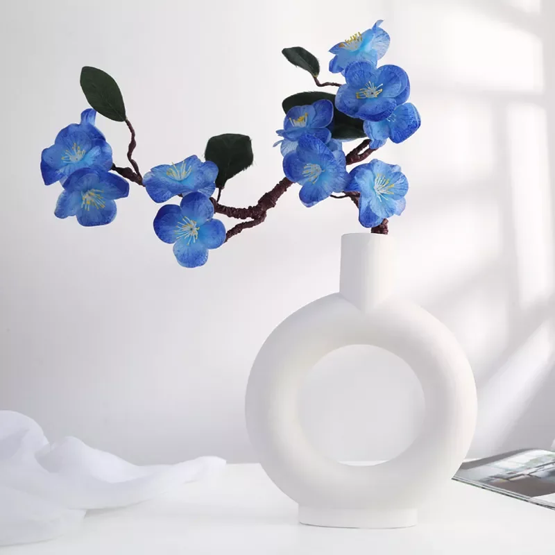 

Круглая керамическая ваза в скандинавском стиле с отверстиями, ваза с пончиками и цветами, искусственное украшение для стола, гостиной, инт...
