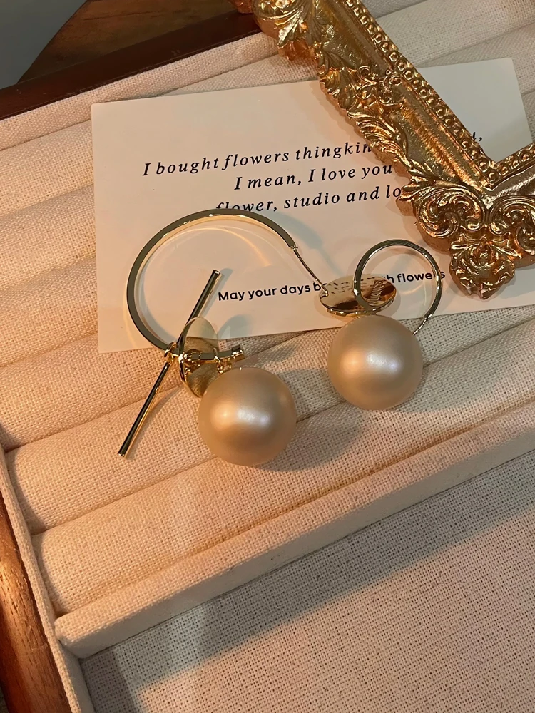 Модные асимметричные серьги с жемчугом и серебряными стойками S925 уникальный