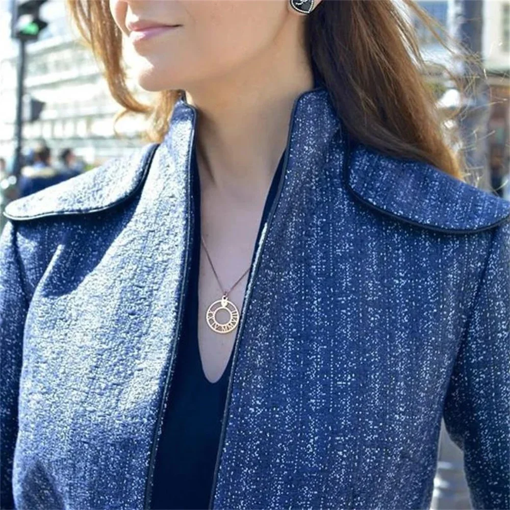 Индивидуальное ожерелье персонализированное золотого и римского цветов с датой