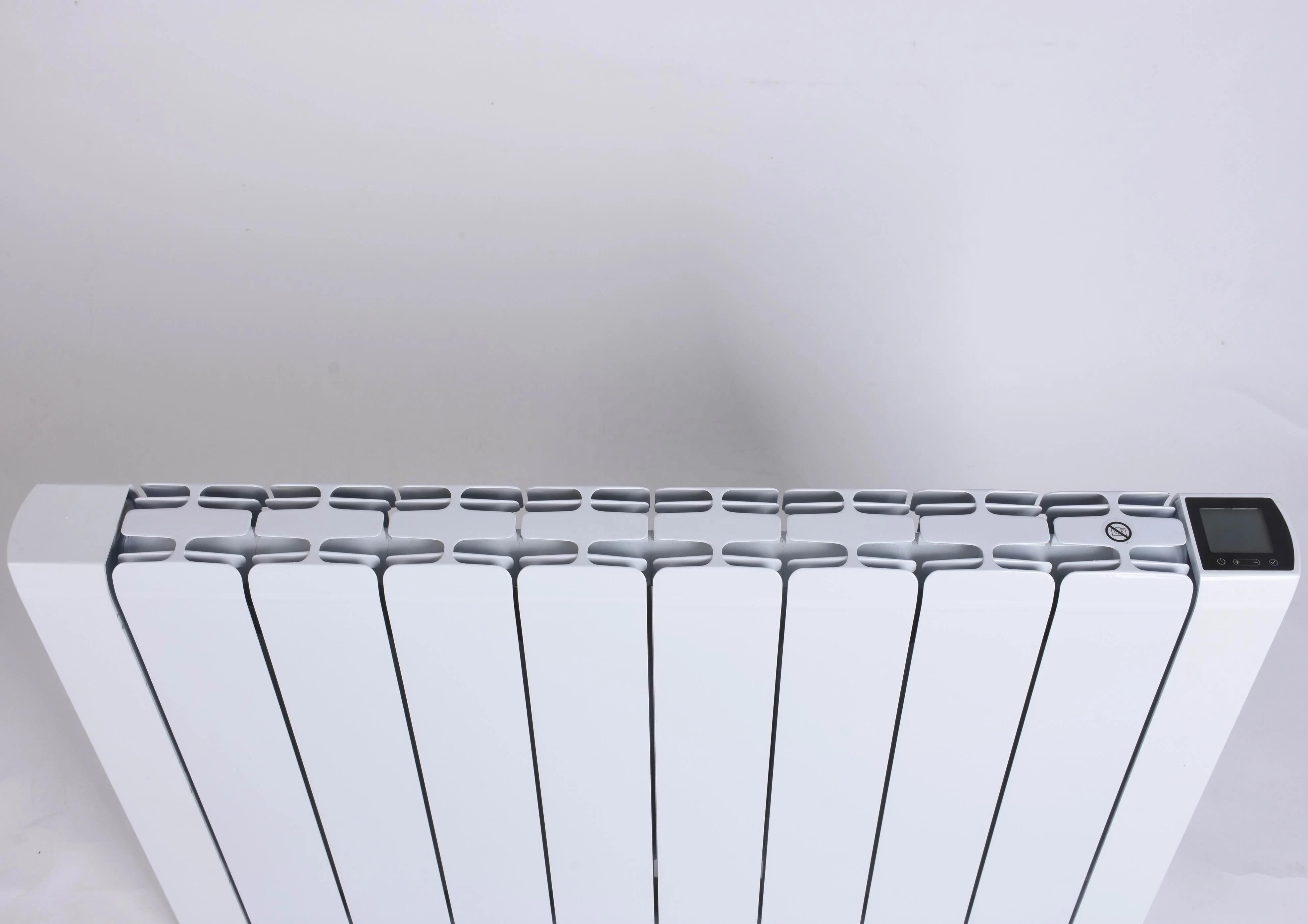 Настенный электрический радиатор Smart Emisor Termico мощностью 2000 Вт с программируемым