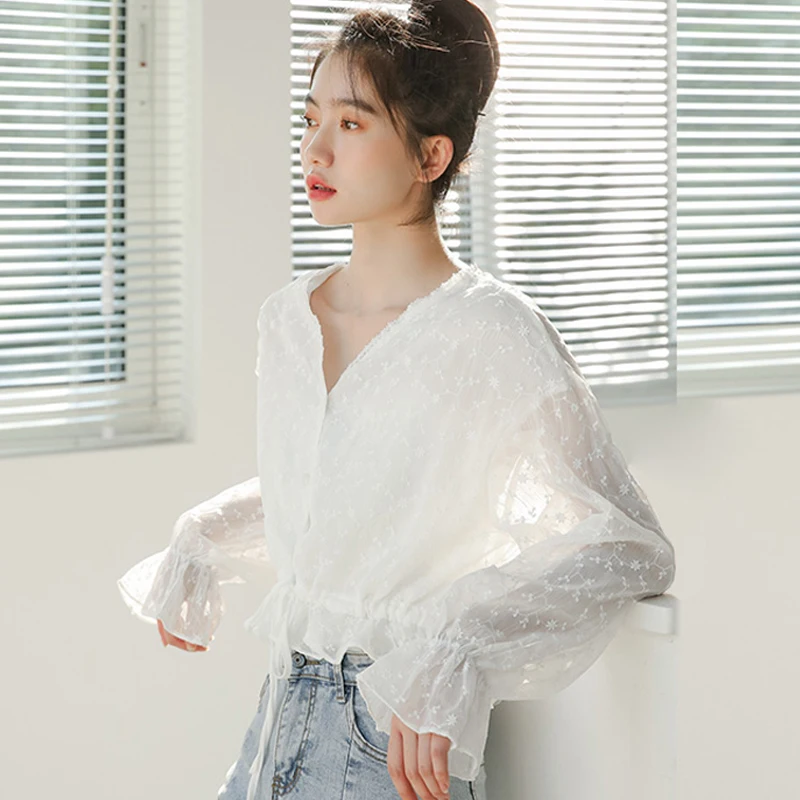 

Женская кружевная рубашка с вышивкой, свободная универсальная рубашка с V-образным вырезом и рукавами в виде листьев лотоса, в Корейском сти...