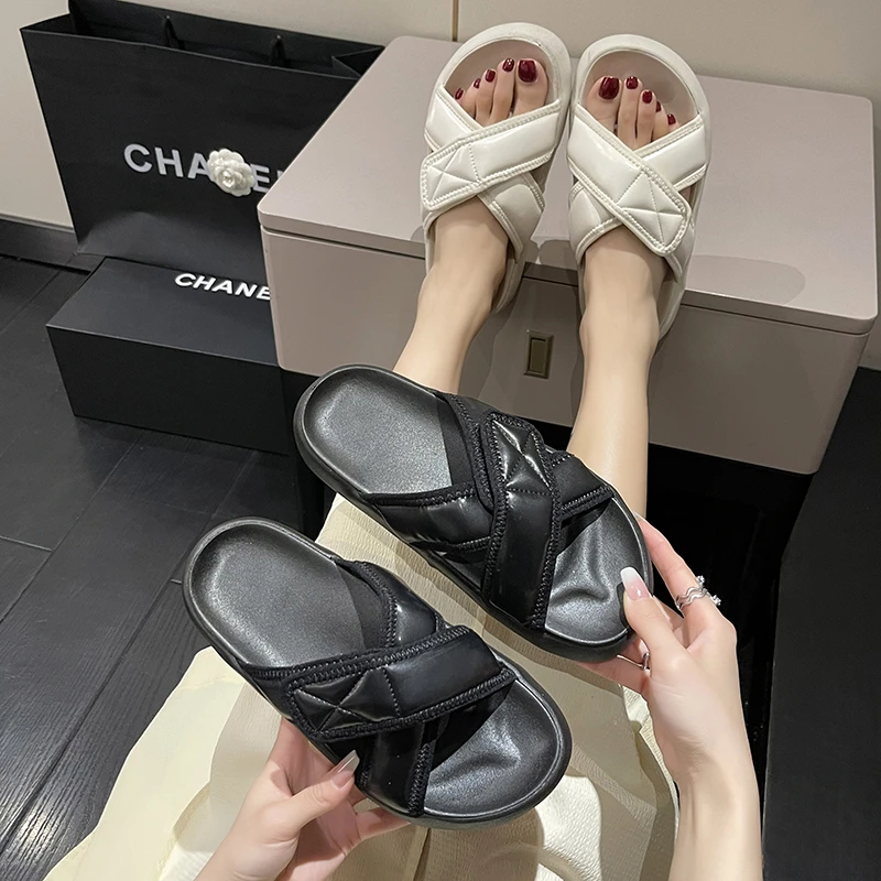 2022 New Ladies Comfortable platform slippers Fashion Leather Flat Shoes Women Slippers Beach Slides zapatos mujer