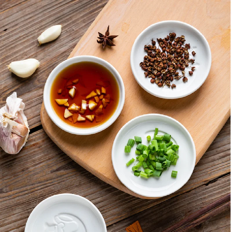 Керамическая маленькая тарелка в японском стиле с растениями и кошками