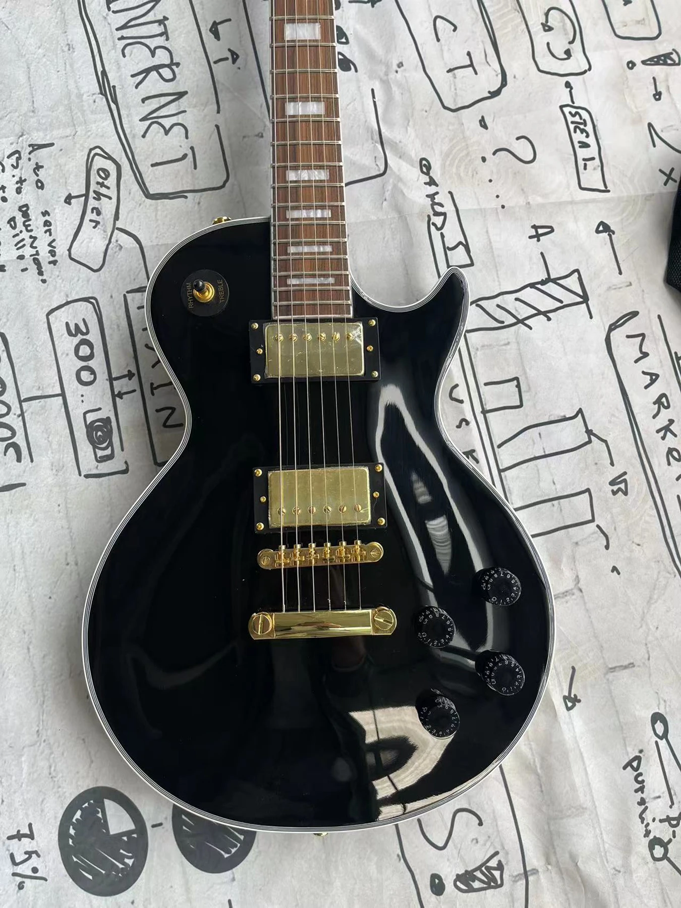 

Classic black card, gold accessories, peach blossom core wooden body, rose wood fingerboard, best-selling guitar