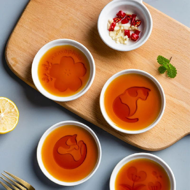 Керамическая маленькая тарелка в японском стиле с растениями и кошками