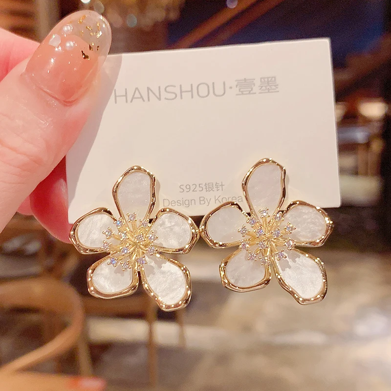 

Korea New Design Fashion Jewelry Exaggerated White Acrylic Zircon Flower Earrings Elegant Women Wedding Party Accessories