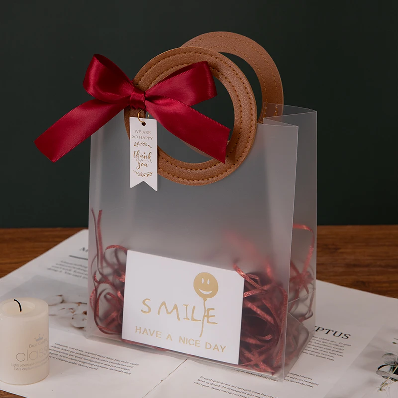 

Подарочные пакеты-тоуты из искусственной кожи