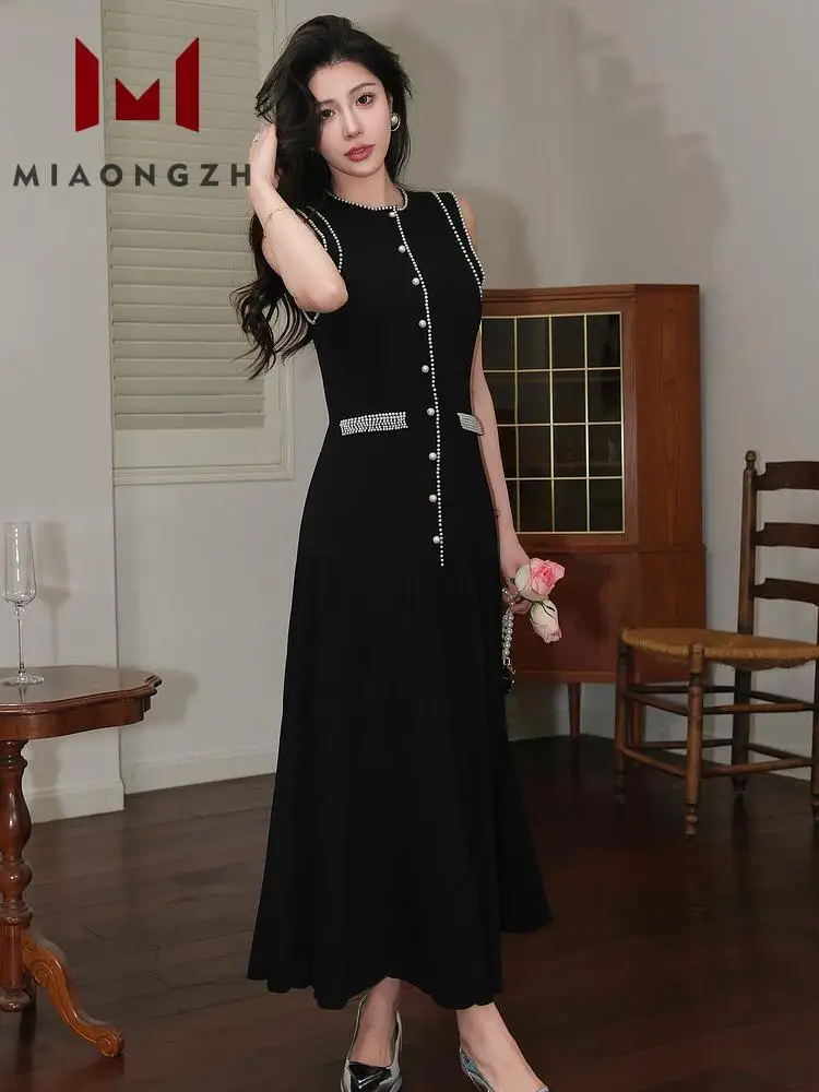 Женское трикотажное платье с круглым вырезом без рукавов высокой талией