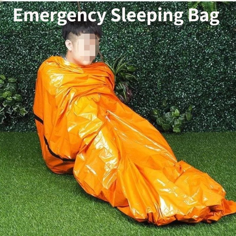 Спальный мешок и палатка оранжевого цвета с алюминиевой фольгой для первой