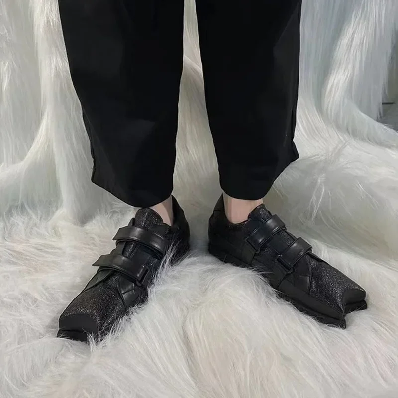 Черные кожаные туфли на плоской подошве с странным носком и дизайном в