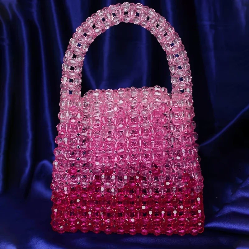 Эксклюзивный дизайн сумки из бисера с градиентным рисунком розового и синего