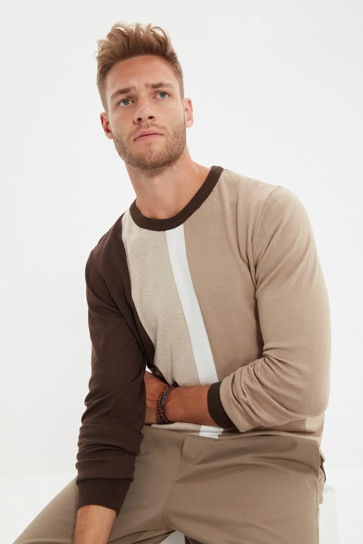 

Мужской трикотажный свитер с лацканами