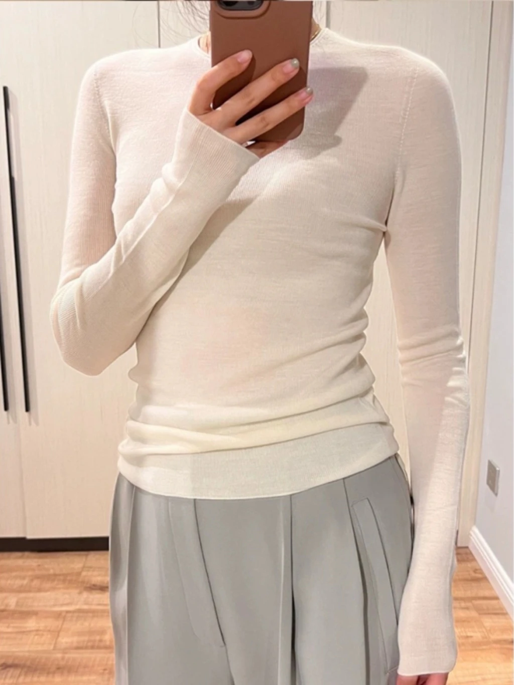 Белая внутренняя рубашка облегающая трикотажная с длинными рукавами женская