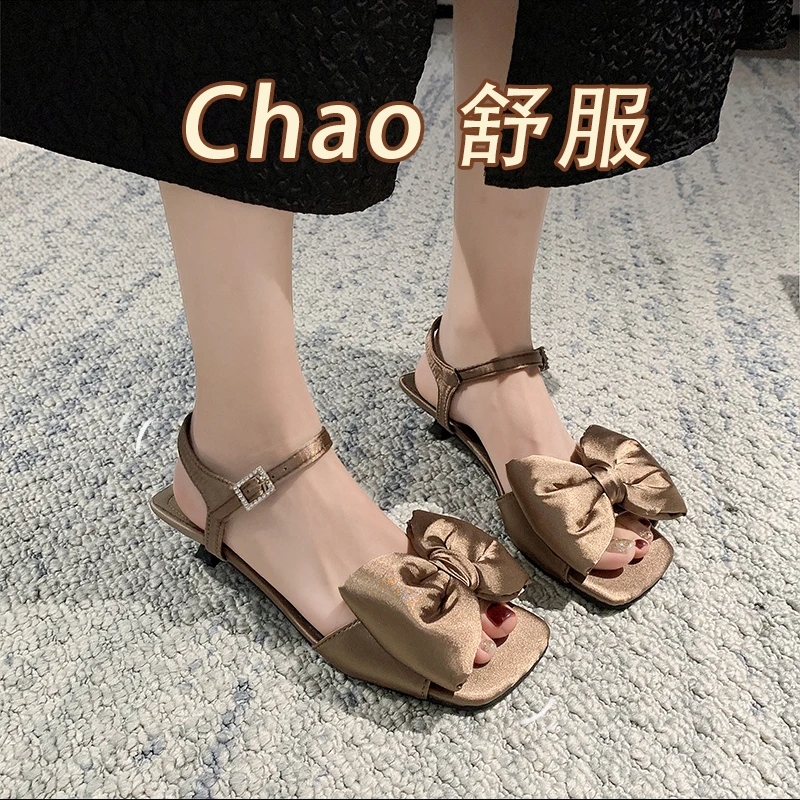 

Новинка лета 2023, модные сандалии с бантом и квадратной пряжкой, тонкий каблук, женская повседневная обувь на высоком каблуке