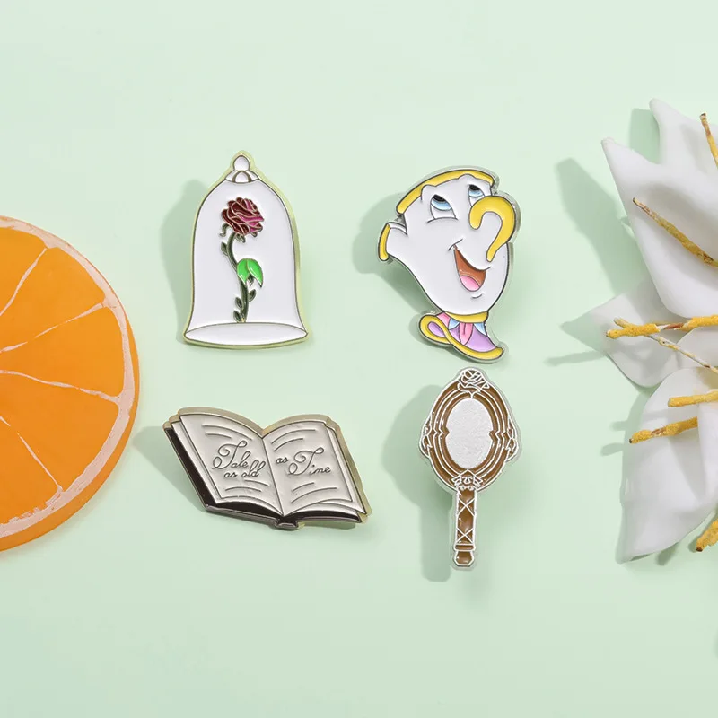 Значки для рюкзака из мультфильма Красавица и Чудовище