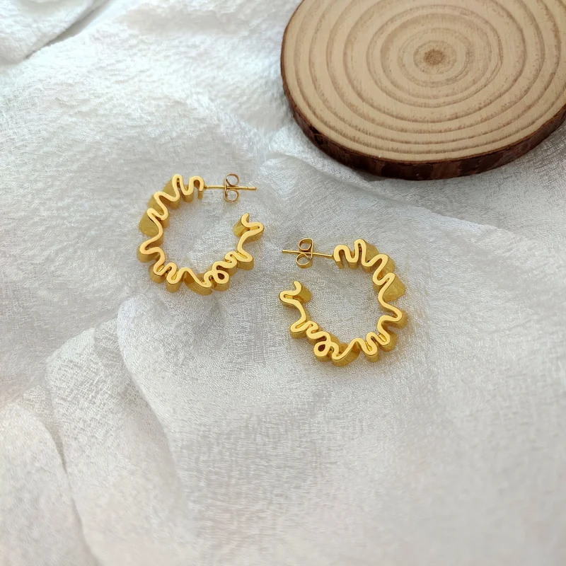 

Timeless Wonder folded Geo Swirl Hoop Earrings for Women Jewelry Punk Designer Goth Boho Fancy Luxury Brand CELI Signed Top 6356