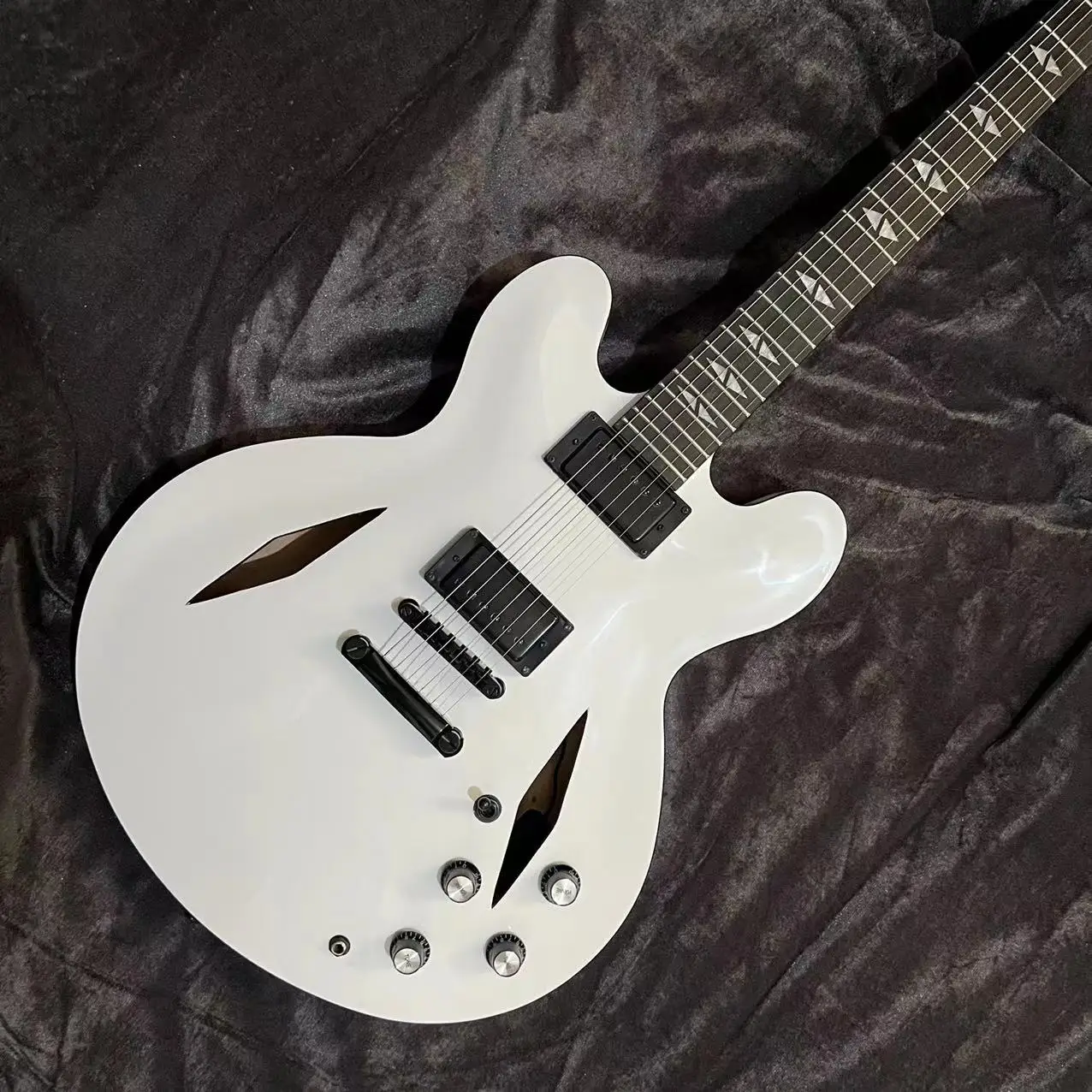 

DG 335 Electric Guitar, Semi Hollow Body, Rosewood Fingerboard, White Color, Black Hardware, 6 Strings Guitarra, Free Shipping