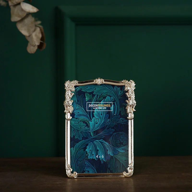 Металлическая фоторамка в форме золотого леопарда скандинавском стиле