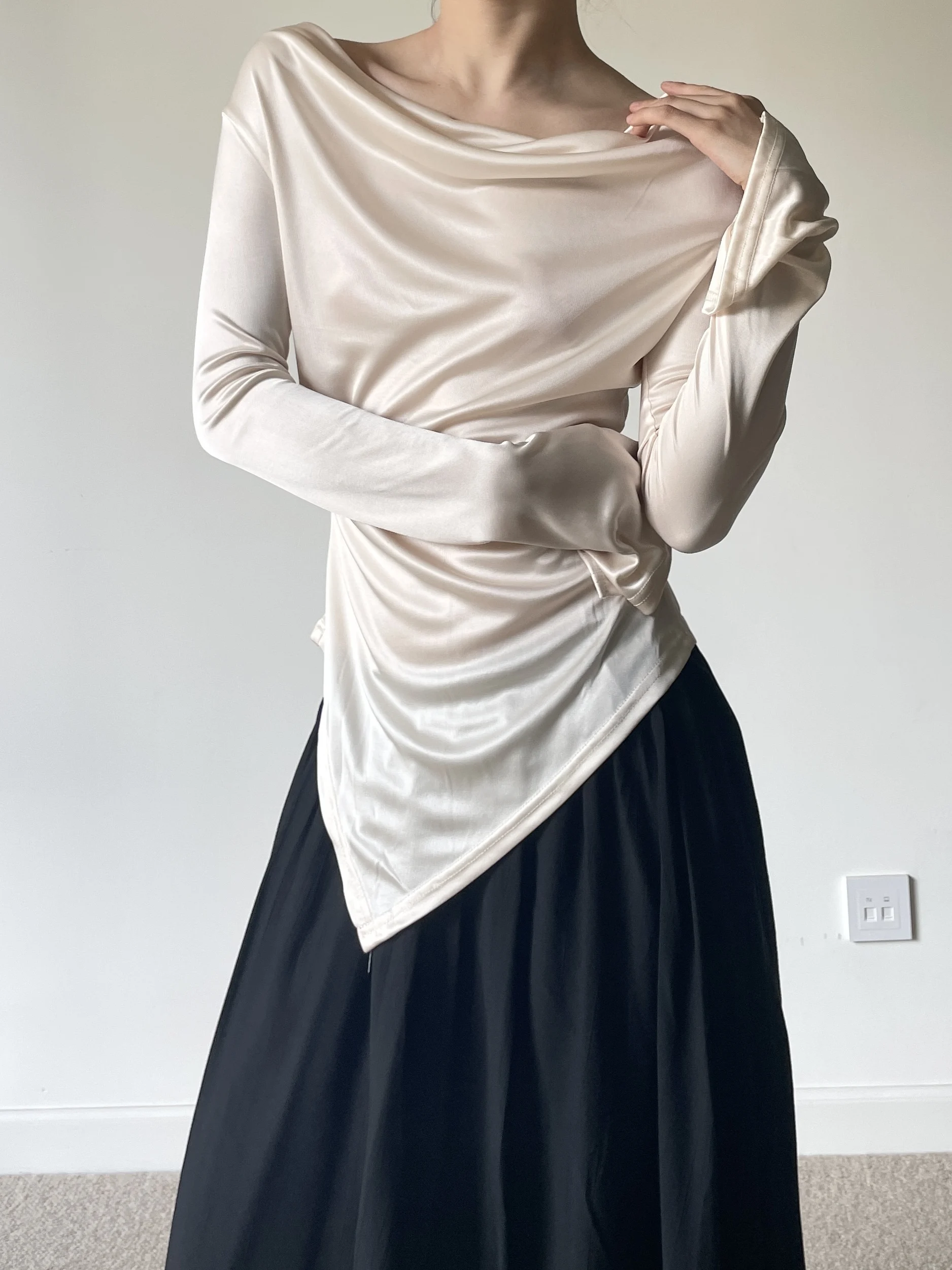 Футболка с асимметричным воротником и длинными рукавами