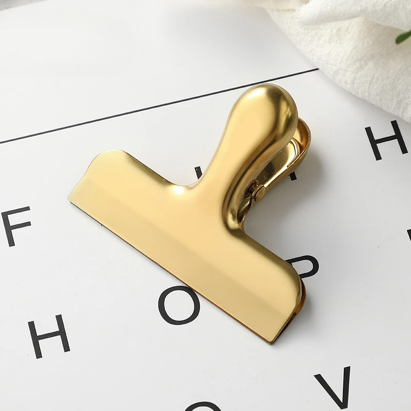 Металлический зажим для бумаг