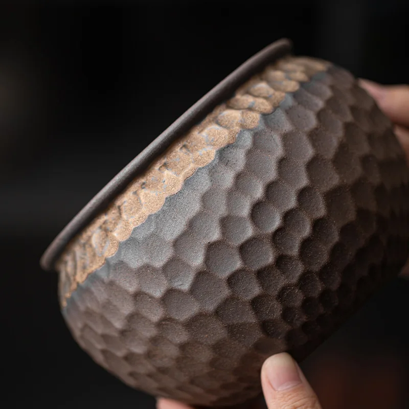 Фото Чаша для слива чая Lotus Seedpod Jianshui в японском стиле с позолотой, железной глазурью и молоточным узором, принадлежности для чайной церемонии. №4