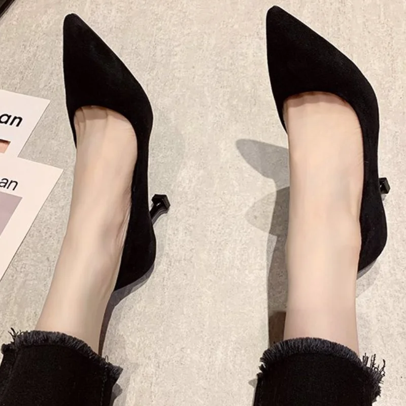 Женские офисные туфли на каблуке элегантные белые с острым носком черного и