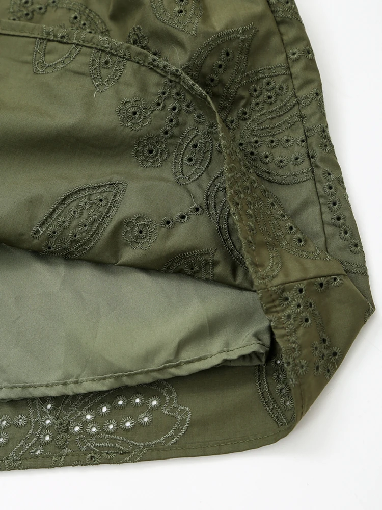 Женское мини-платье с поясом и вышивкой V-образным вырезом