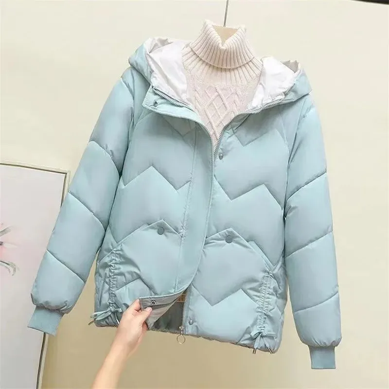 

Женская куртка на хлопковом наполнителе, свободная Короткая Толстая парка с капюшоном, одежда для хлеба, B069, новинка осенне-зимнего сезона 2024