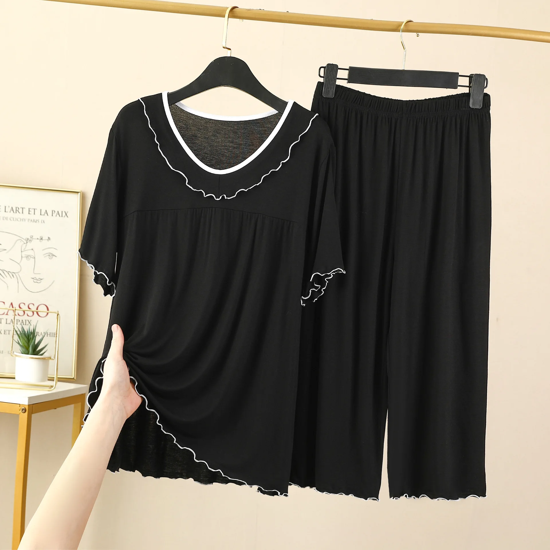 Пижамный комплект женский с V-образным вырезом из брюк-капри коротким рукавом