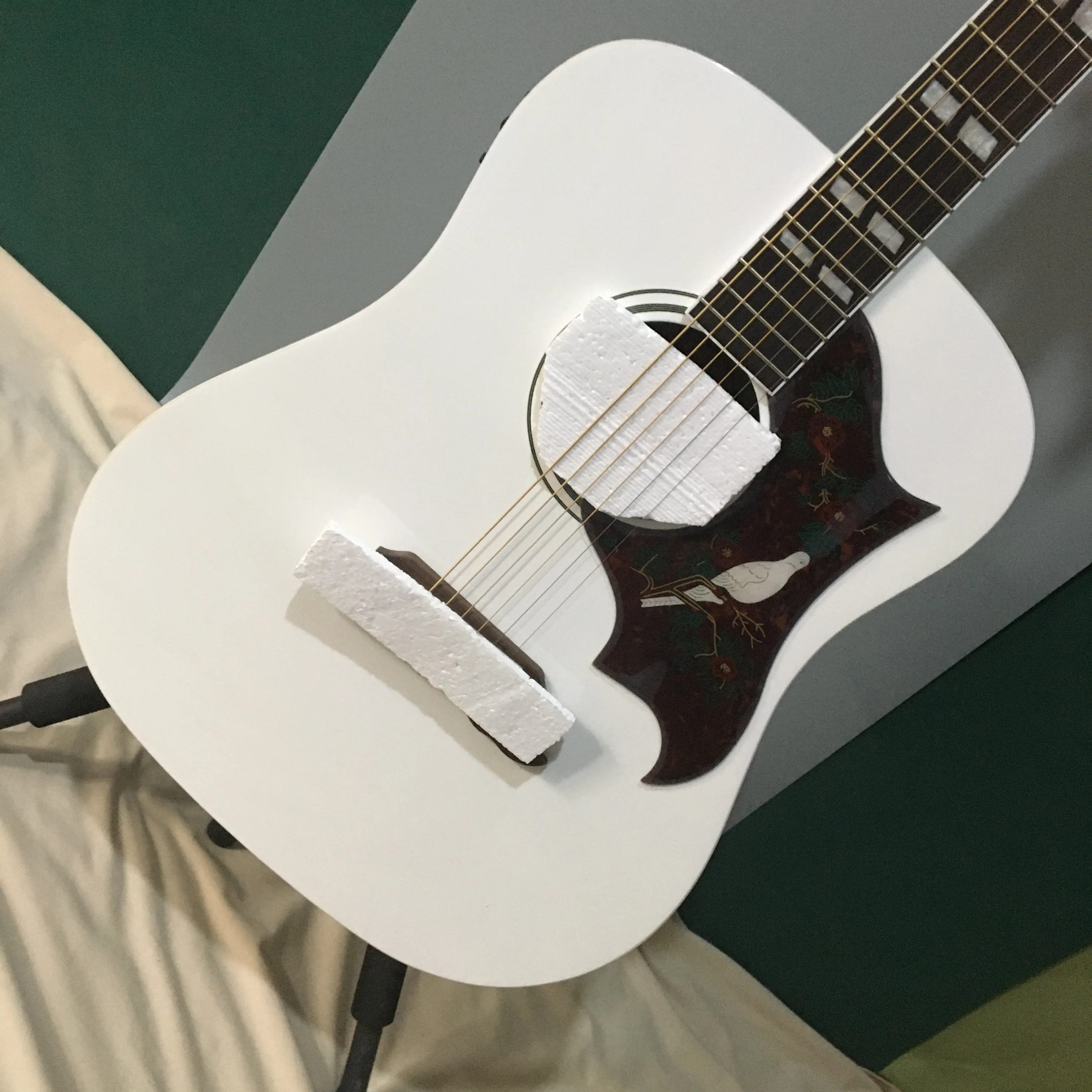 Белая акустическая электрическая гитара в виде голубей топ из твердой ели с 301 EQ