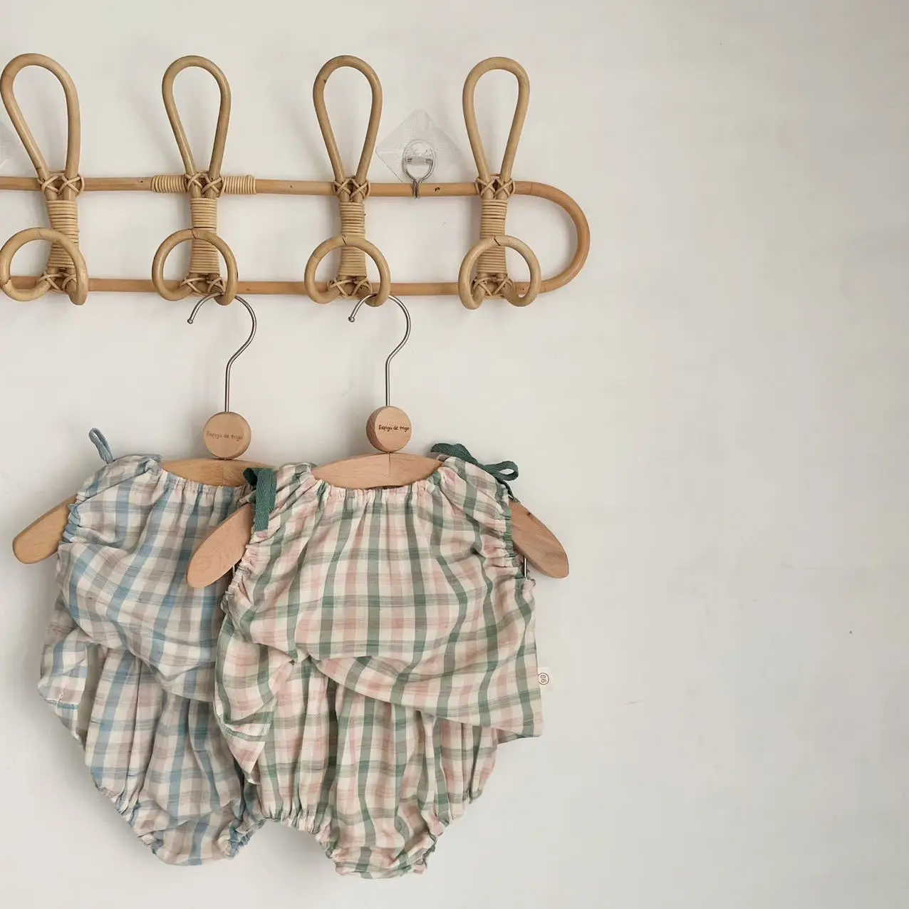 

Топ без рукавов в клетку с бантом и шорты с тыквой для девочек