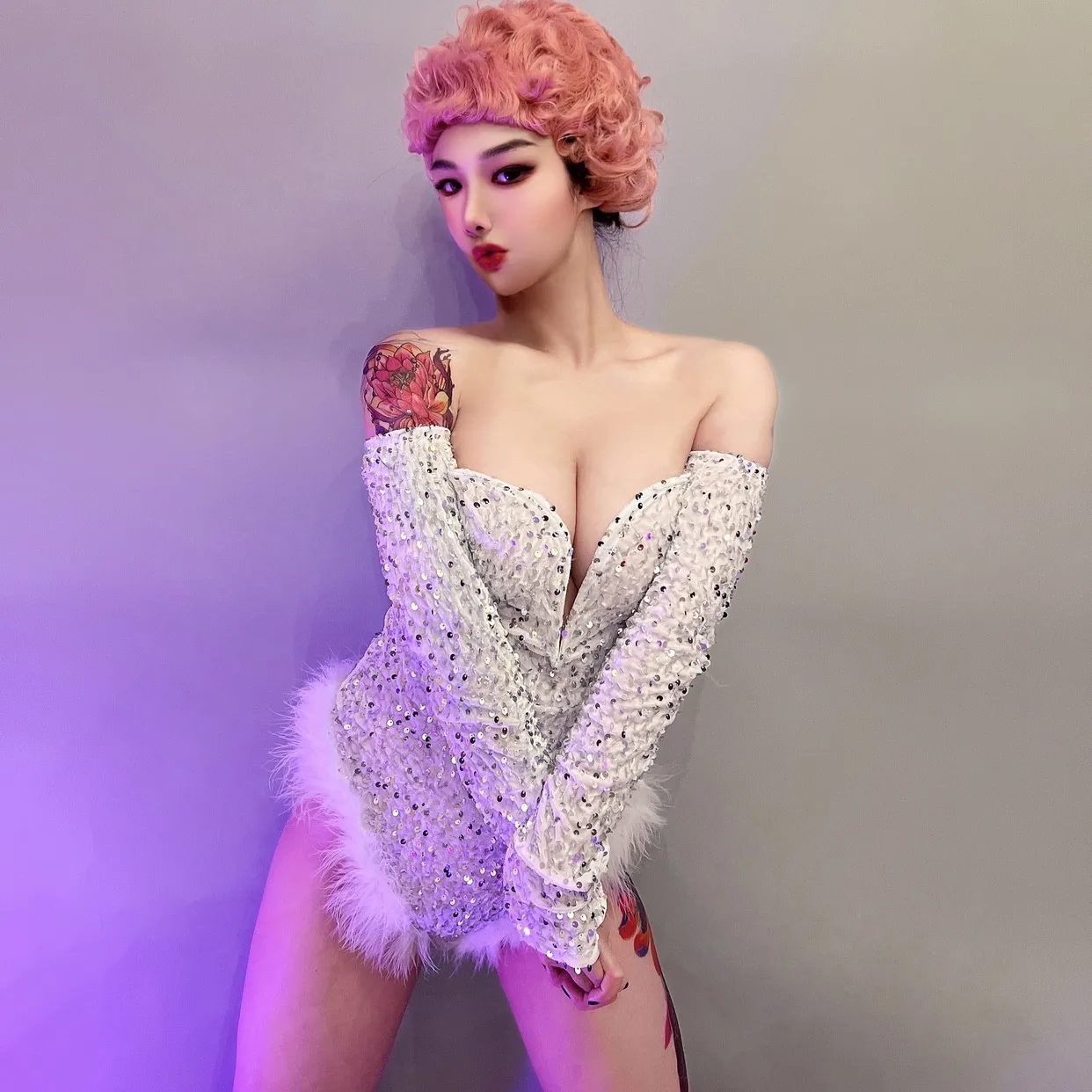 Женское платье с блестками белое боди высоким разрезом и перьями в европейском
